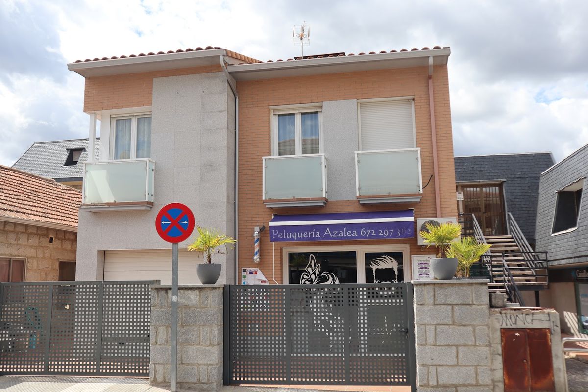 Fachada del local en la Avenida de los Canteros, con el cartel morado de Azalea
